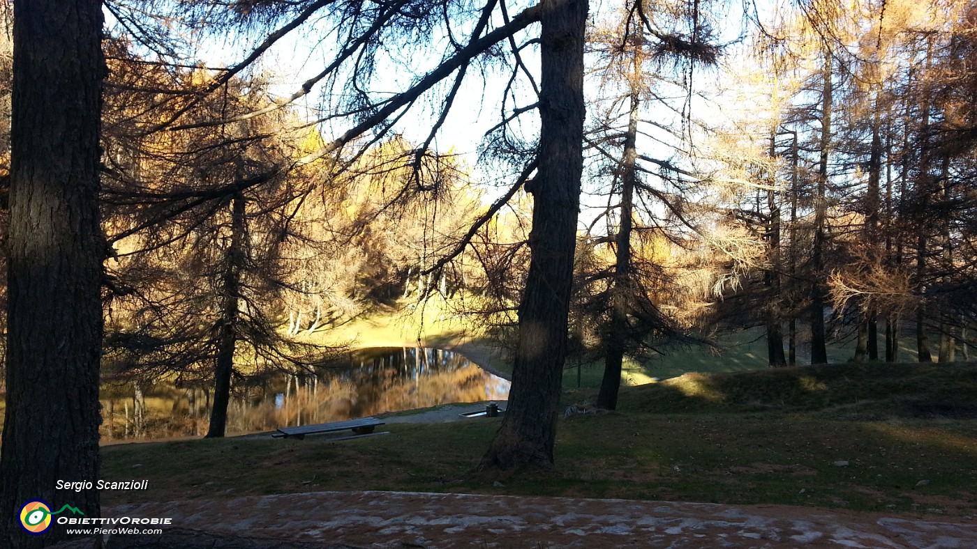 02 LAGHETTO DAVANTI AL RIFUGIO.jpg